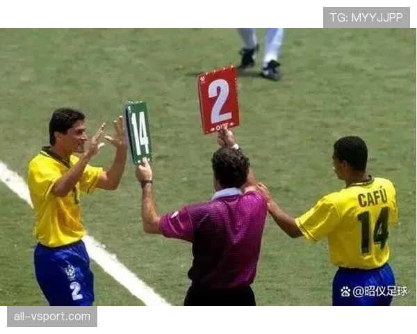 七人制足球规则中每队上场人数与换人次数限制解析