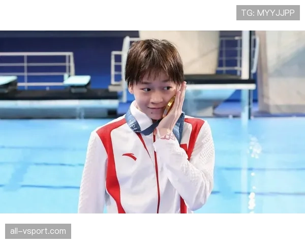 全红婵泳池边居然带这个牌子的墨镜，土豪气场我给满分！